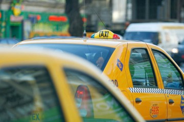 Sute de taximetrişti din zona aeroporturilor, sancţionaţi de poliţişti